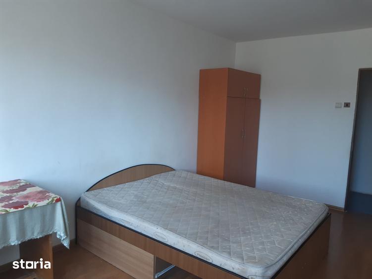 Apartament cu 2 camere decomandat în Podul de Fier