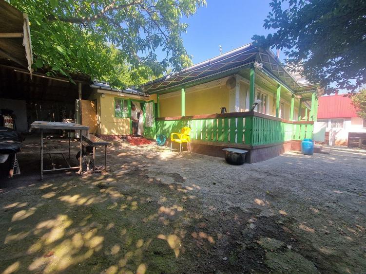 Casă cu 4 camere în Zmeu