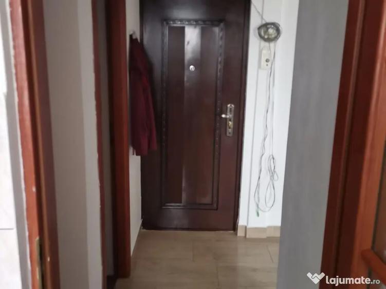 Garsonieră decomandată în Poarta 6