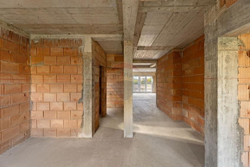 Casa la rosu cu teren generos, 500 mp, situata pe strada Ostasului - 5