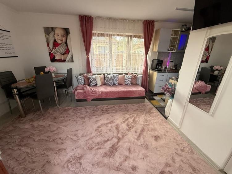 Casa de vanzare,Vand teren de 900m2 cu casa,din care160 m2 fundatie bază de beto - 8