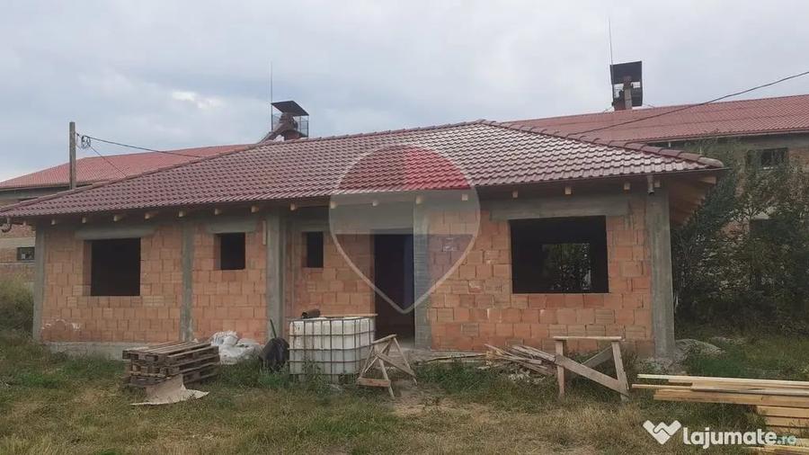 Casă cu 4 camere cu Teren 365 Mp în Hălchiu