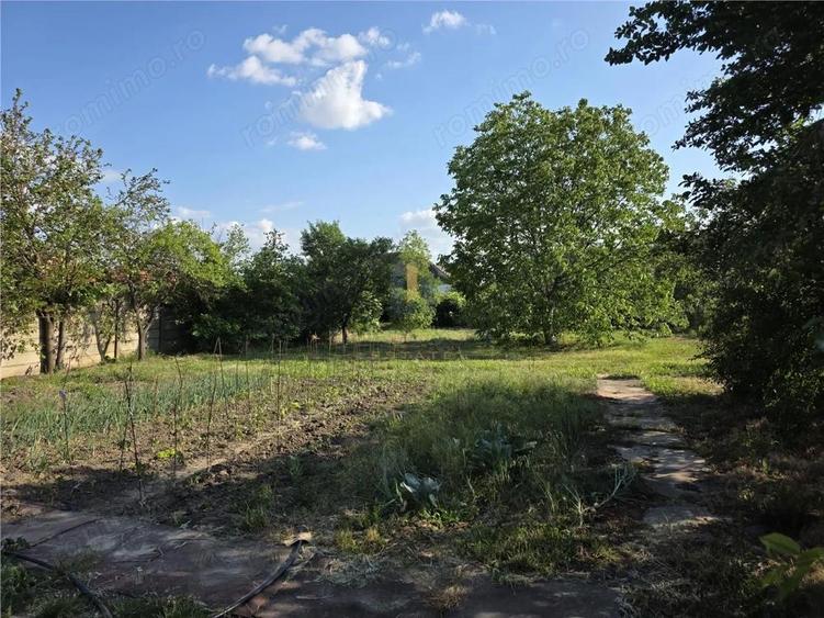 Casa solida plus gradina matura intr-o zona linistita in centrul Varias - 3