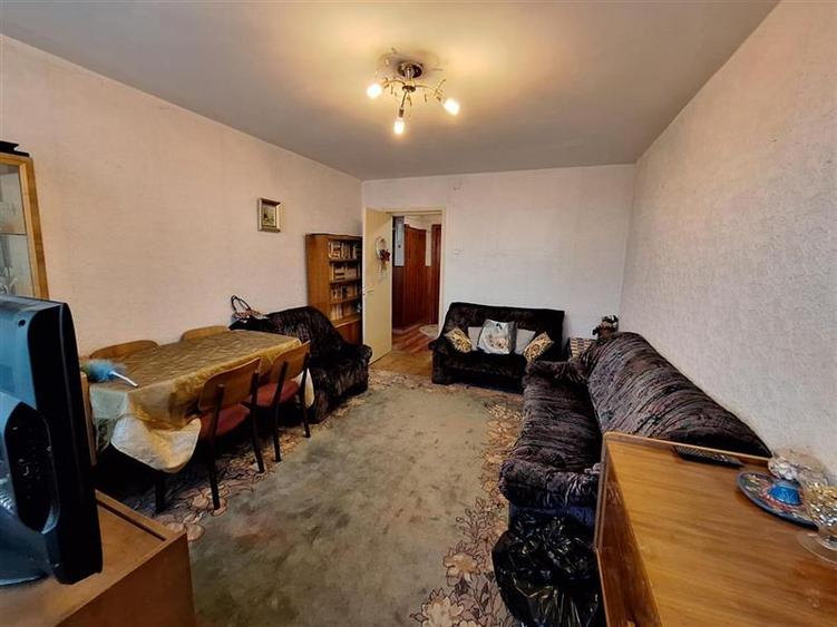 Apartament  3 camere decomandat , zona  Cora - 4