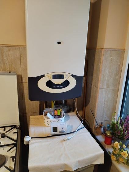 Apartament 3 camere partial mobilat, decomandat, et. 1/4 cu CT, zona Scoala 7 . - 2