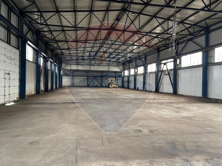 Spatiu industrial 1944mp hala,650mp birouri, platforma betonata 11000m - 2