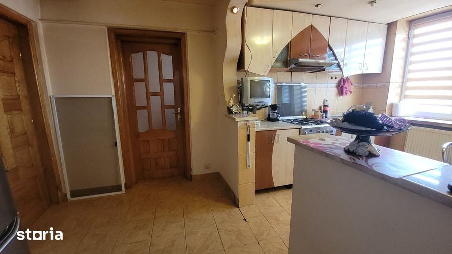 Apartament cu 3 camere semidecomandat în Central