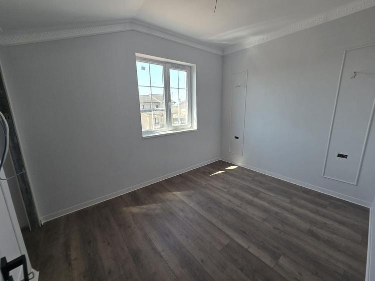 Duplex despartit prin camera tehnica - 4 camere Toate Utilitatile - 7