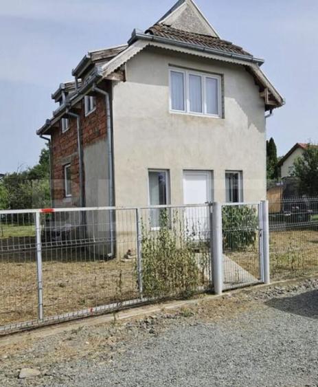 Casa de vanzare, 37 mp utili/nivel, teren 500 mp, zona Berc - 8