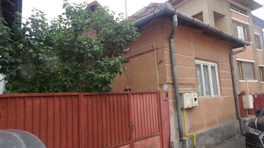 Casă cu 5 camere cu Canalizare în Central