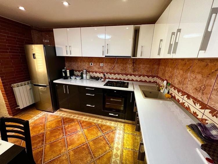 Apartament cu 3 camere decomandat în Exterior Vest