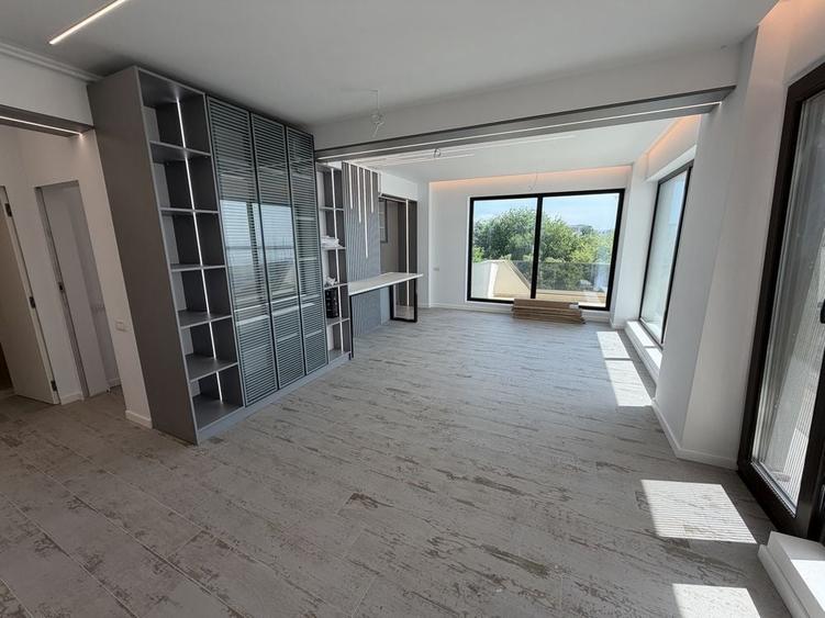 Apartamentul cu 3 camere , 2 bai si 3 terase + 2 locuri parcare si view direct spre portul turistic Mangalia - 1