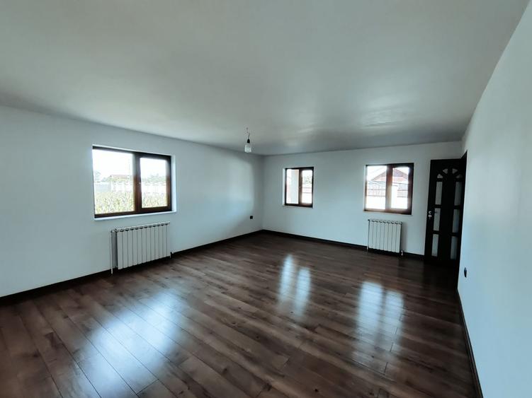 Casă cu 3 camere decomandat în Gălbinași