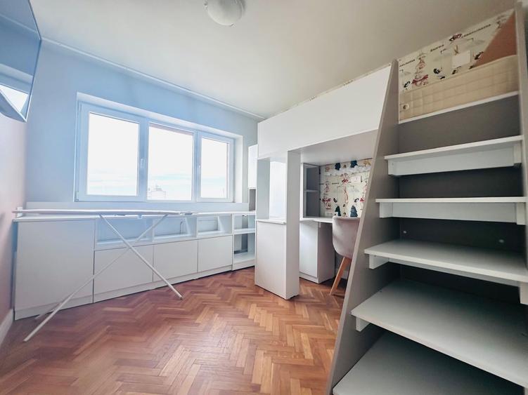 Apartament cu 3 camere semidecomandat, mobilat în Central