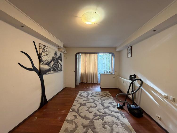 Apartament cu 3 camere semidecomandat în Titan