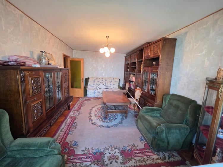 Apartament cu 3 camere decomandat în Tineretului