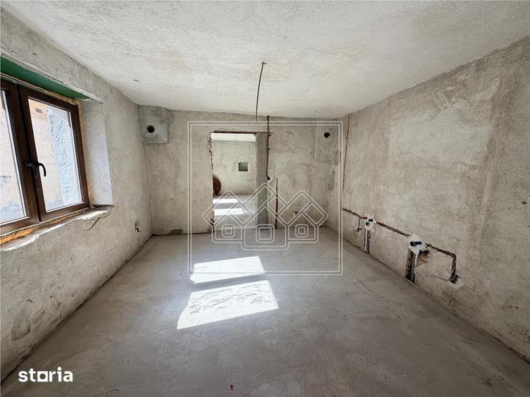 Casă cu 7 camere cu Teren 2600 Mp în Laslea