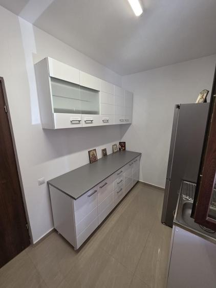 Apartament cu 3 camere decomandat în Apusului