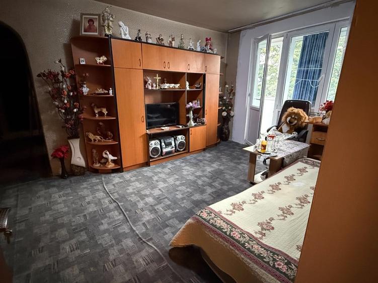 Apartament cu 3 camere semidecomandat în Titan