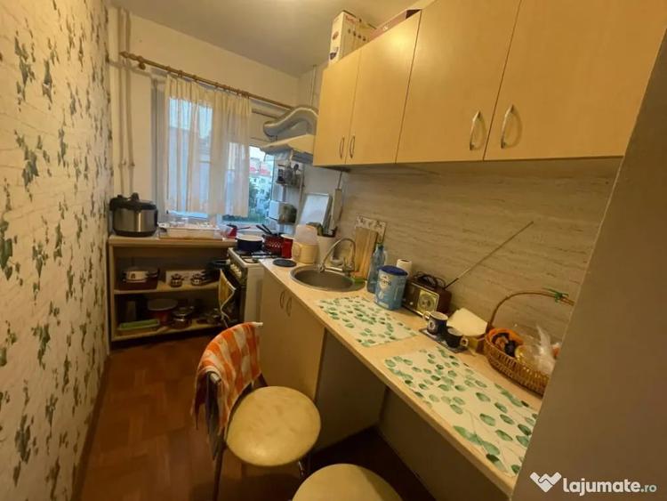 Apartament cu 3 camere semidecomandat în Craiovița Nouă