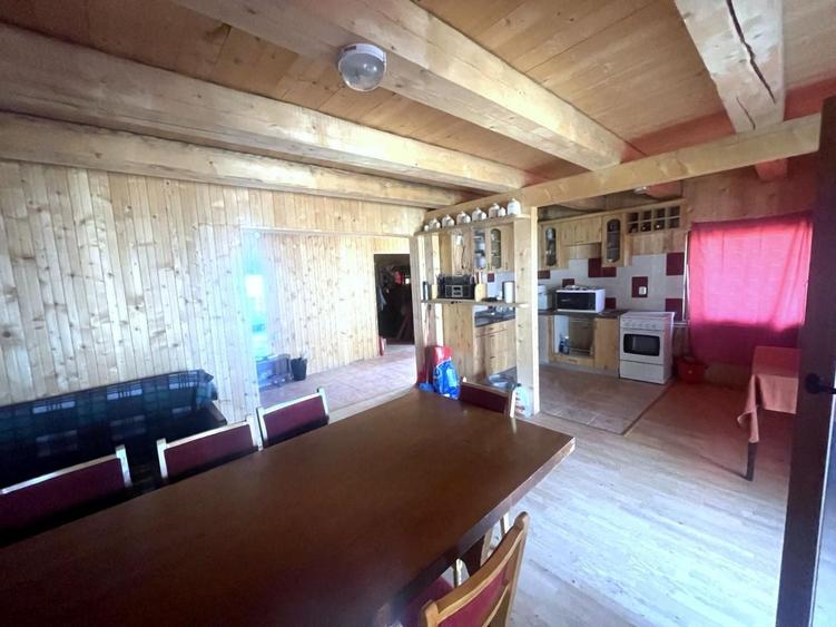 Casă individuală cu 7 camere cu Canalizare în Rogojel