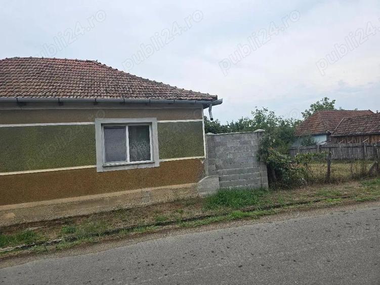 Vand casa loc SUMUGIU, sc 200 mp , parte casa noua la rosu , teren 2670 mp, la sosea, front mare - 1