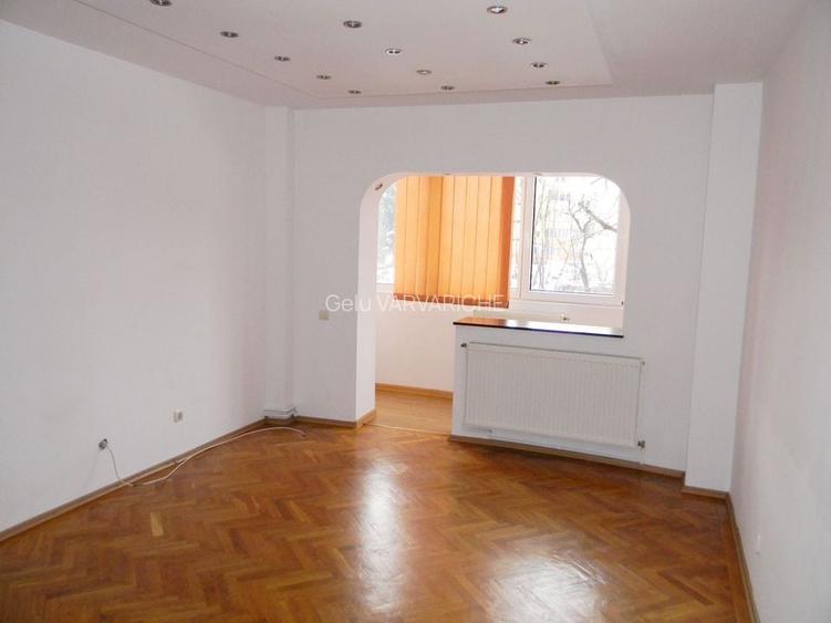 Apartament cu 3 camere, bucataria mobilata-utilata