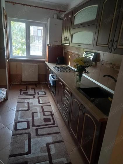 Dau spre inchiriere apartament 2 camere str. sucedava langa piata mare Roman etaj 1 , propriar nu ag - 1