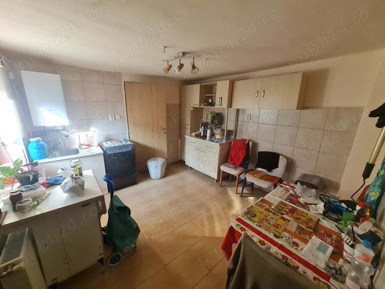 Curte cu doua case si teren - 4