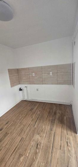 Apartament 3 camere, decomandat, liber, renovat, etaj 4, proprietar - 4