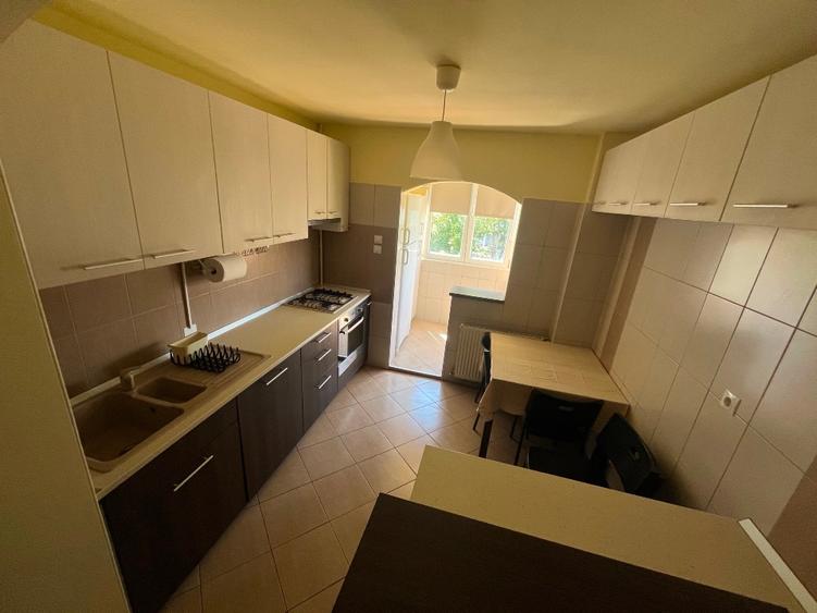 Inchiriez apartament 3 camere zona Titan Auchan - 3