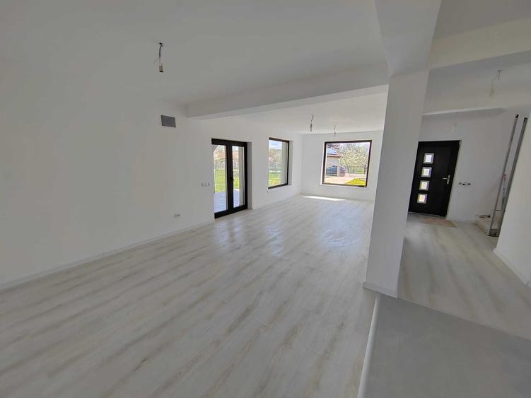Casă cu 4 camere cu Teren 530 Mp în Brebu