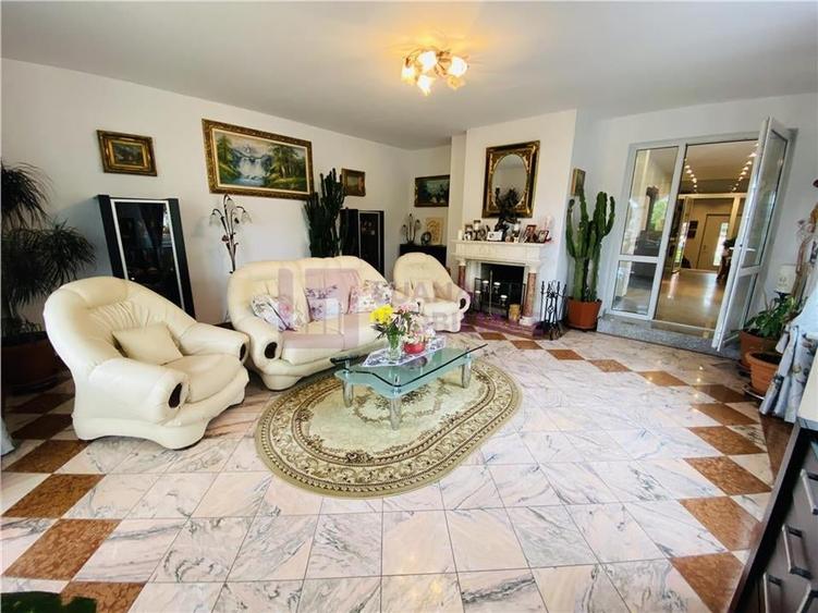 Casă individuală cu 7 camere cu Teren 1035 Mp în Central