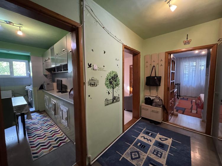 Apartament cu 3 camere semidecomandat în Central