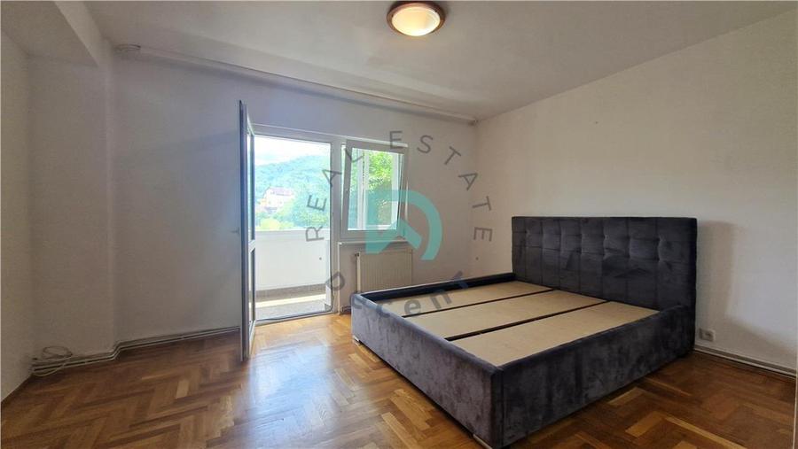 Apartament cu 4 camere decomandat în Noua