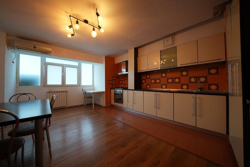 Apartament cu 4 camere decomandat, mobilat în Victoriei