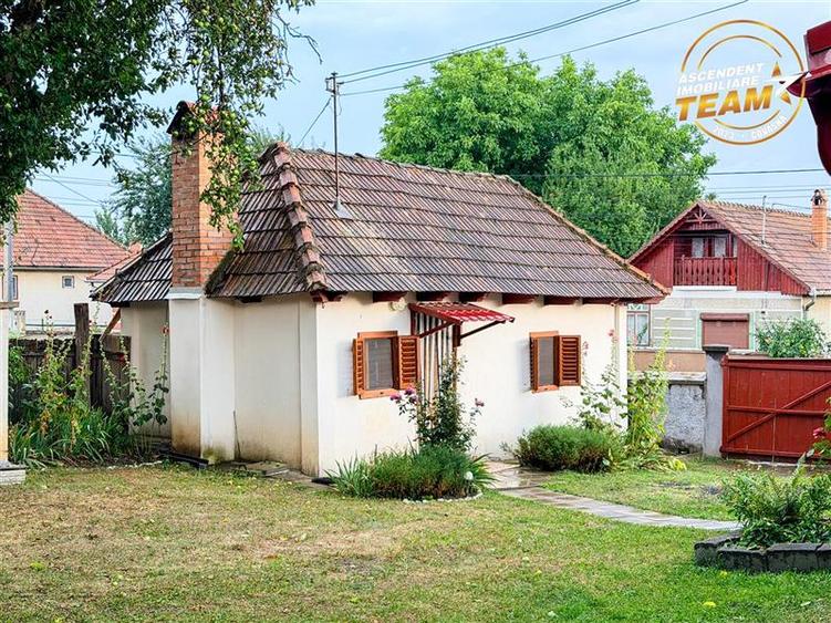 Casă individuală cu 4 camere cu Canalizare în Cernat