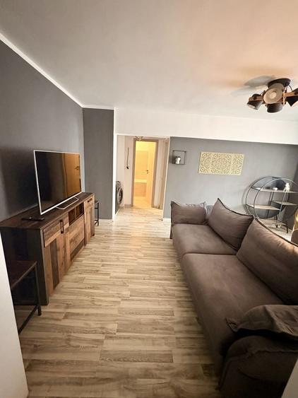 Apartament cu 3 camere semidecomandat în Moșilor
