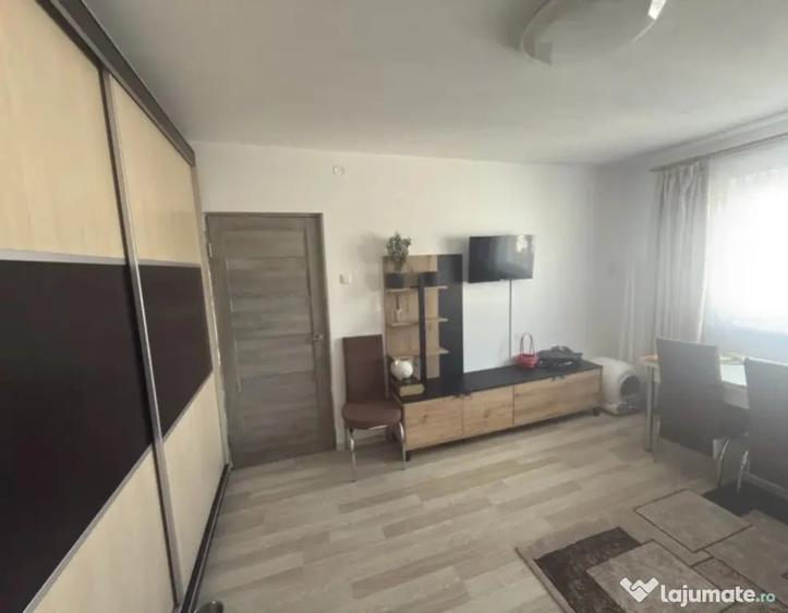 Apartament cu 2 camere semidecomandat în Florilor