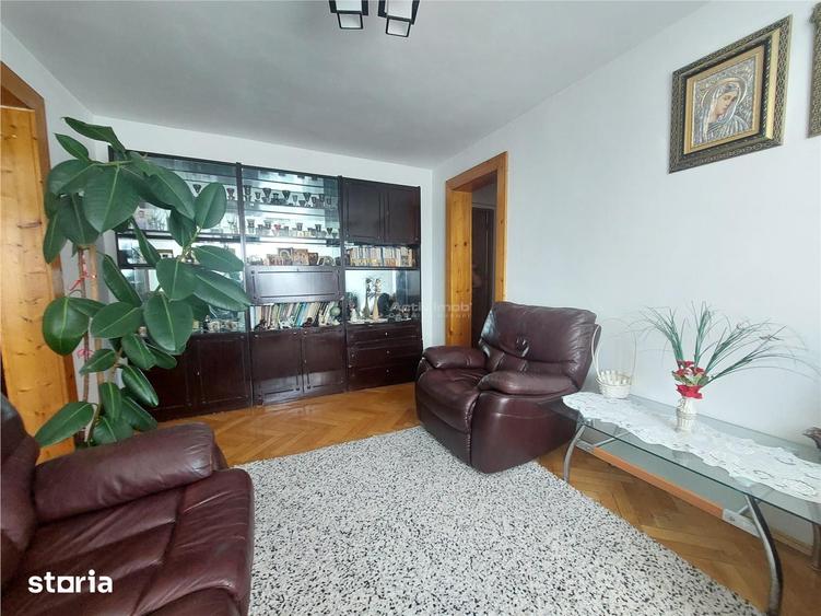 Apartament cu 4 camere semidecomandat în Micro 5
