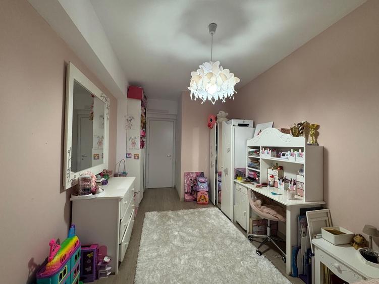 Apartament cu 3 camere semidecomandat, mobilat în Sisești