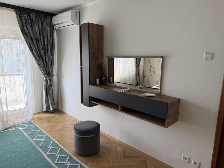 Apartament cu 3 camere decomandat, mobilat în Decebal