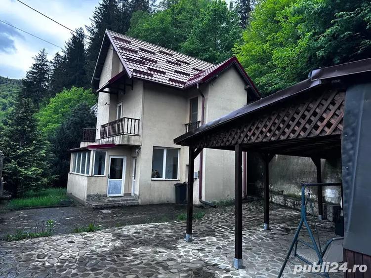 Casă cu 4 camere cu Teren 500 Mp în Sinaia