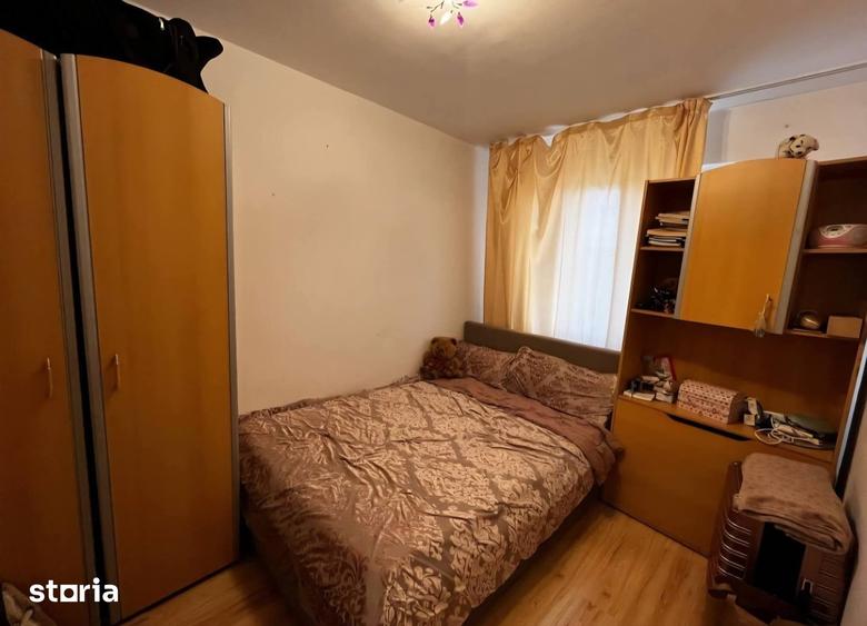 Apartament cu 3 camere semidecomandat în Calea București