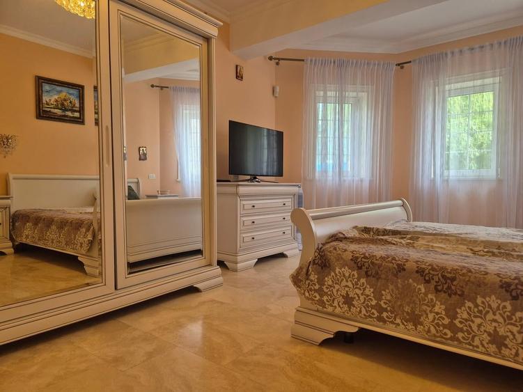 Casă cu 8 camere cu Garaj în Central