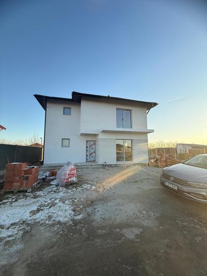 Casă cu 4 camere cu Teren 500 Mp în Domnești