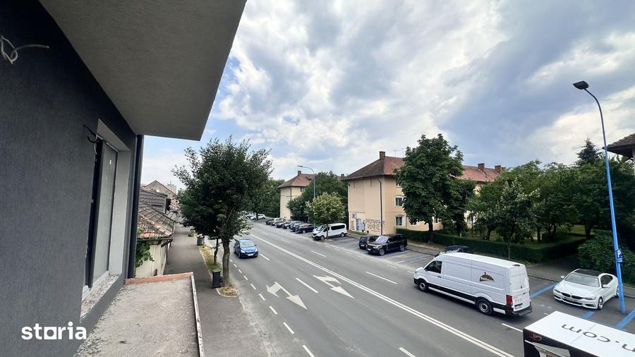 Apartament cu 3 camere decomandat în Tractorul