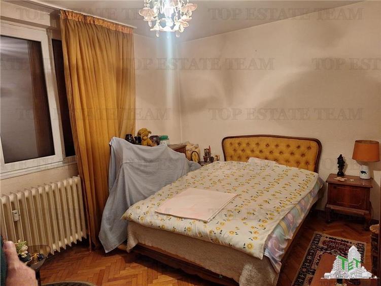 Apartament cu 3 camere semidecomandat în Tei
