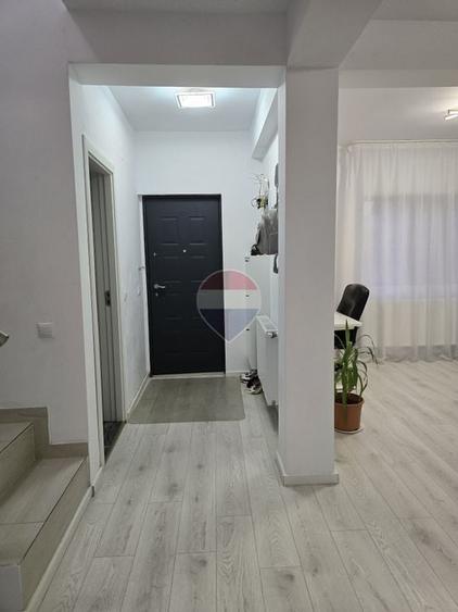 Casă individuală cu 4 camere cu Teren 270 Mp în Est