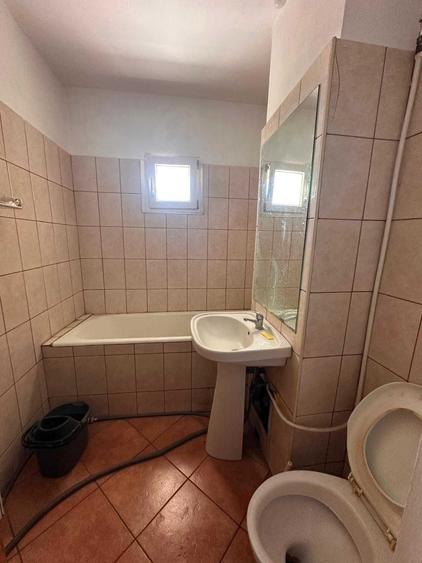 Apartament cu 4 camere decomandat în Tei